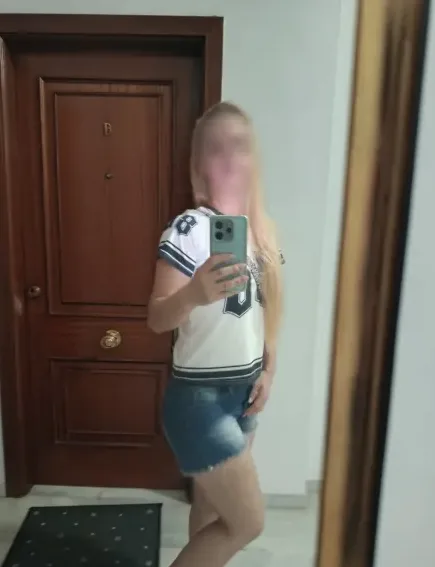 June, 38 años